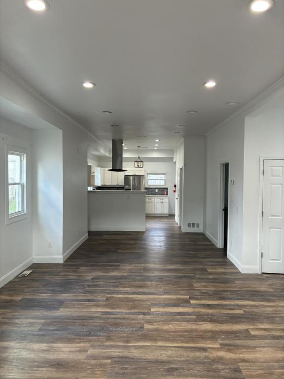 Building Photo - 720 Mary St