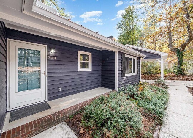 Foto del edificio - 709 Brent Rd