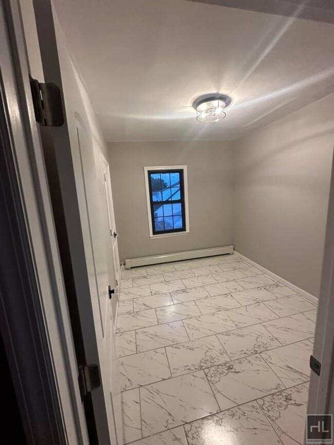 Building Photo - Sun-Filled, Great Location, Low Price! 3 b...