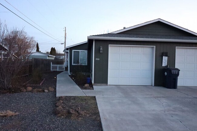 Foto del edificio - Beautiful 2/2 Duplex in Redmond