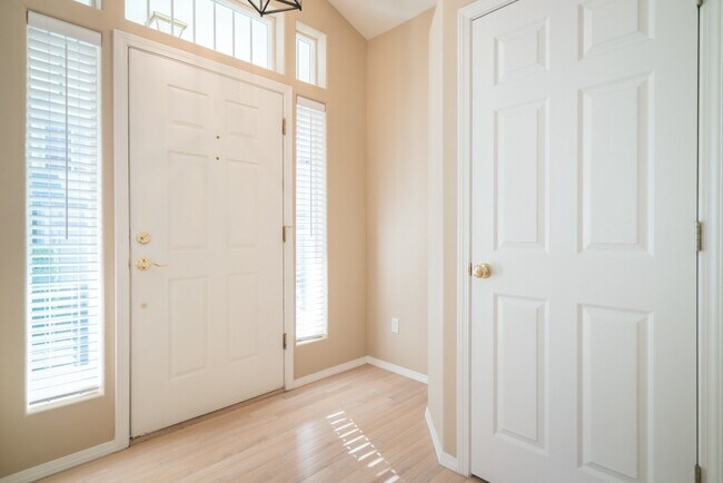 Building Photo - Quaint Carman Ridge Home in Lake Oswego