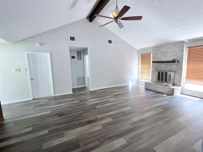 Foto del edificio - 15047 Blueridge Rd