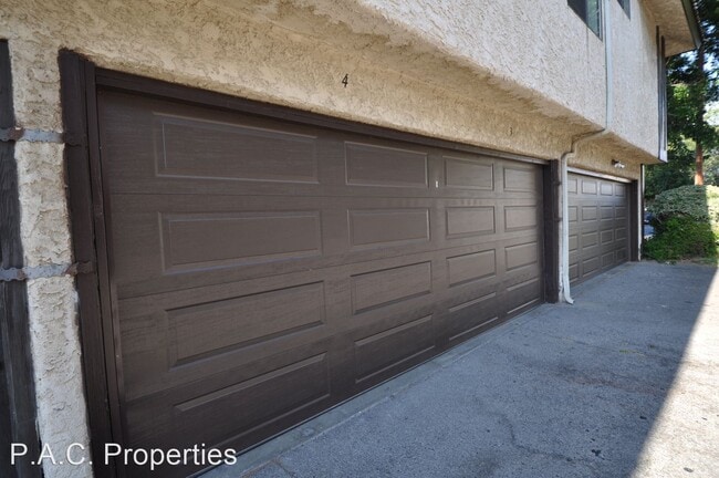 Building Photo - 1 br, 1 bath Apartment - 5617 Woodman Aven...