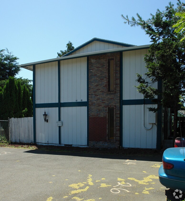 Building Photo - 8220 NE Hassalo St