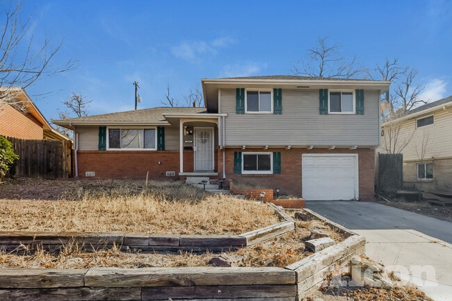 Building Photo - 2011 N Circle Dr