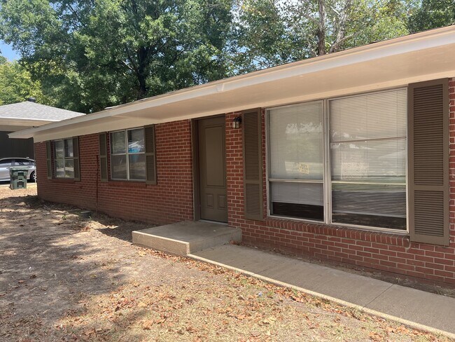 Foto del edificio - 13 Meadowbrook Dr