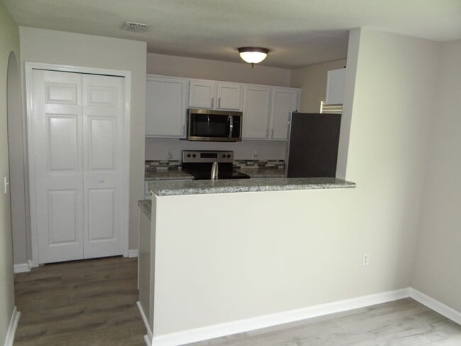 Building Photo - 3 bed, 2.5 bath townhome - Move in special!!
