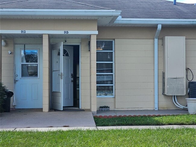 Building Photo - 915 Club Cir