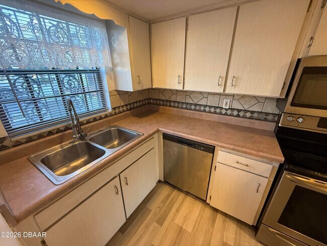 Foto del edificio - 625 N Halifax Ave