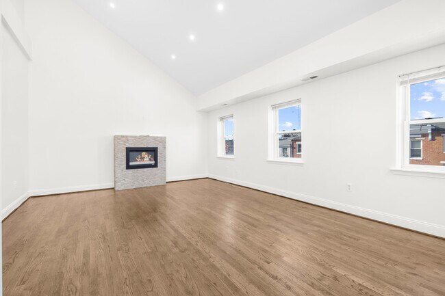 Building Photo - 723 S Charles St