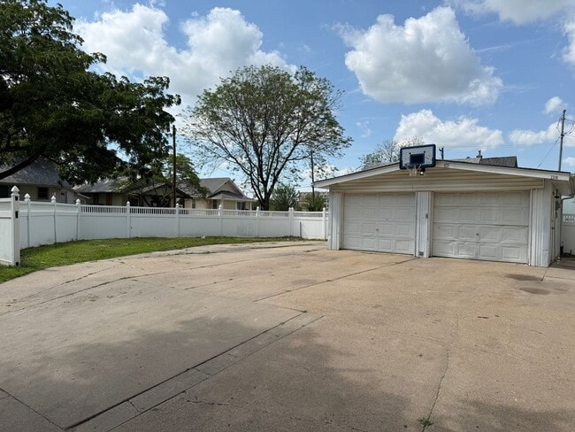 Building Photo - Home w/ Huge 2-stall Garage