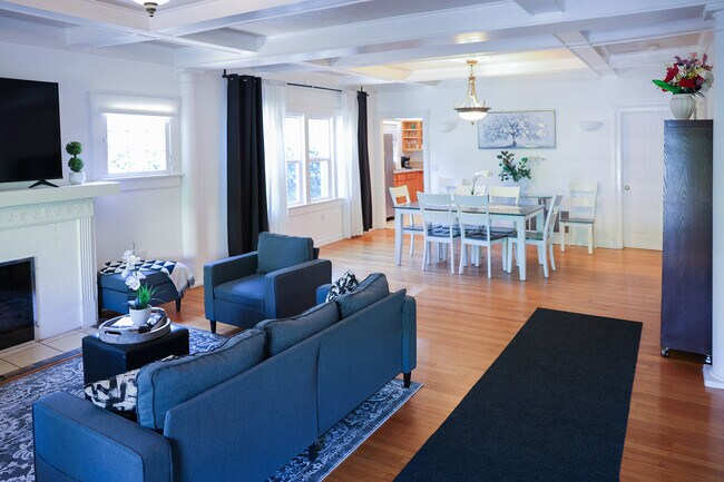 Amplia sala de estar y comedor. - 2005 N Beachwood Dr