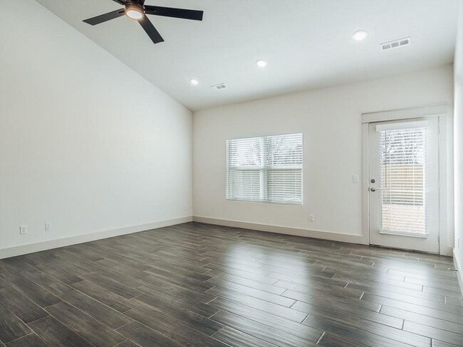 Building Photo - 657 Sun Meadow Dr