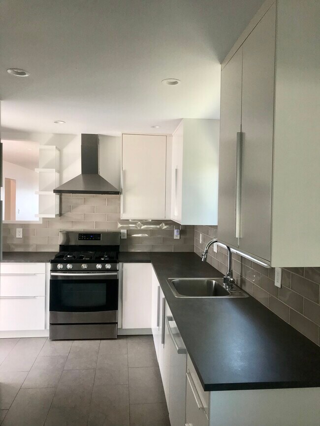 Building Photo - 2712 Bayview Dr