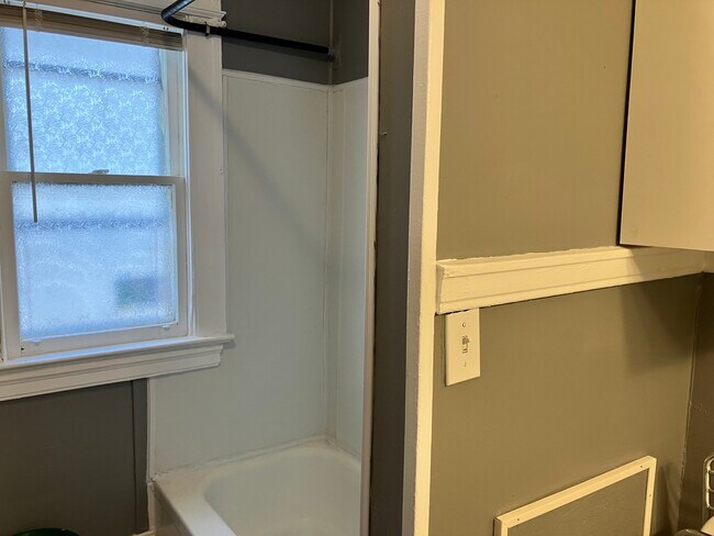 Bath - 256 Weyl St