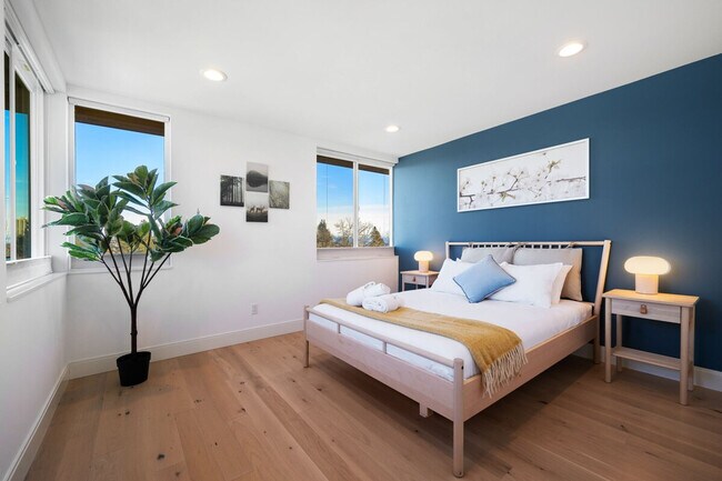 Building Photo - 4510 1st Ave NE