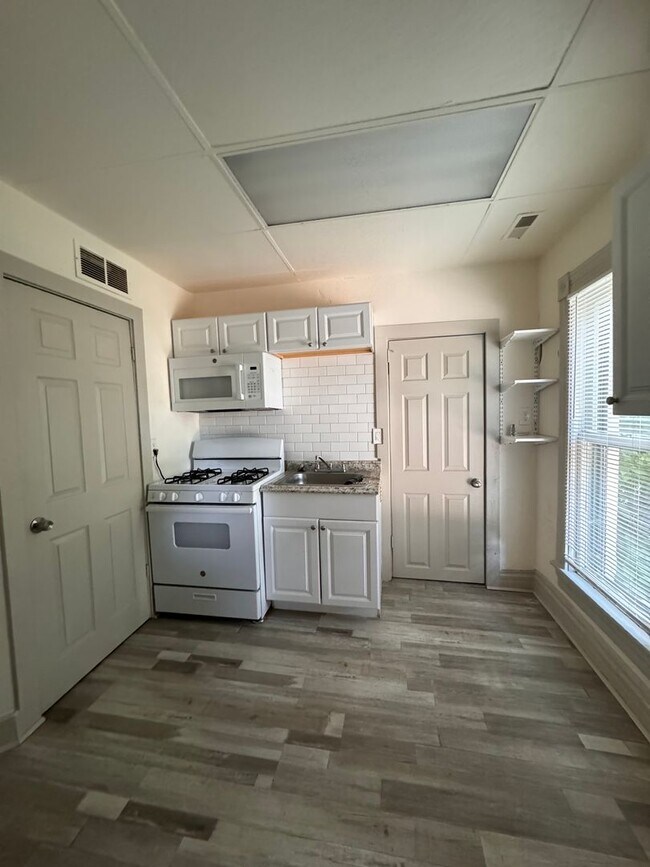 Foto del edificio - Move into this beautiful 2 bed 1 bath apar...