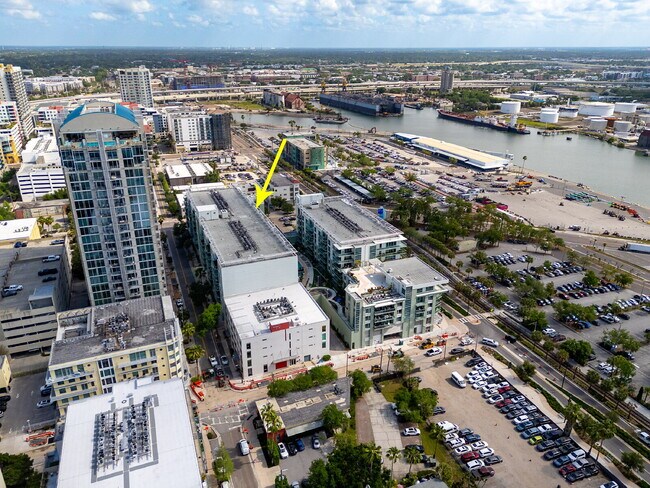 Foto del edificio - "Experience Urban Elegance: Spacious 2BR/2BA Condo in the Heart of Tampa!"