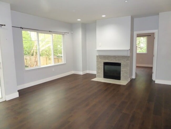 Building Photo - Super Nice 2-Bedroom Townhouse w/Attached ...