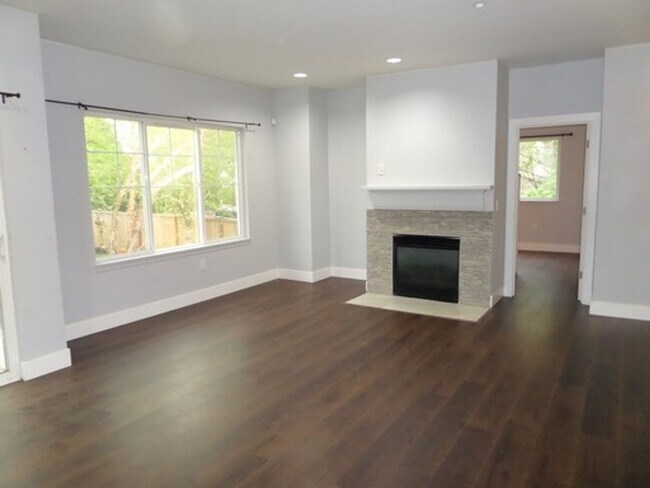 Foto del edificio - Super Nice 2-Bedroom Townhouse w/Attached ...