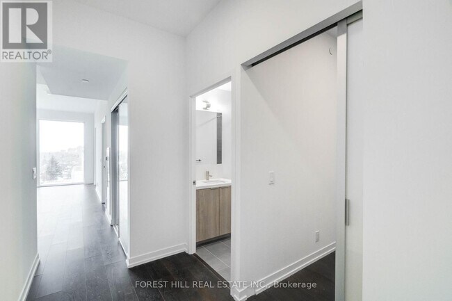 Photo du bâtiment - 2020 Bathurst St