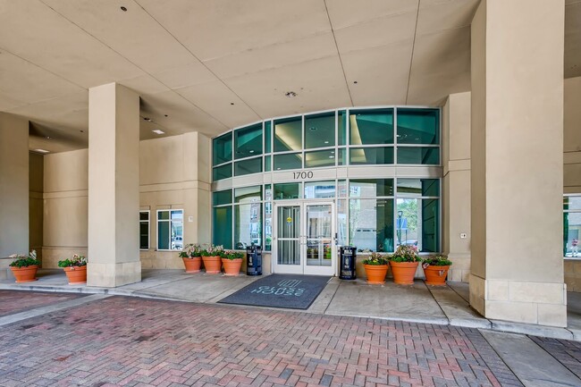 Building Photo - INCREDIBLE Riverfront Park Condo- 1BD/1BA ...