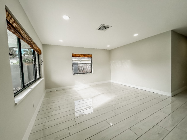 Building Photo - 1847 Shore Acres Blvd NE