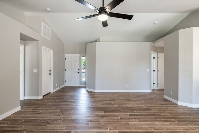 Foto del edificio - Discover this stunning 3-bedroom, 2-bathroom home with a 2-car garage!