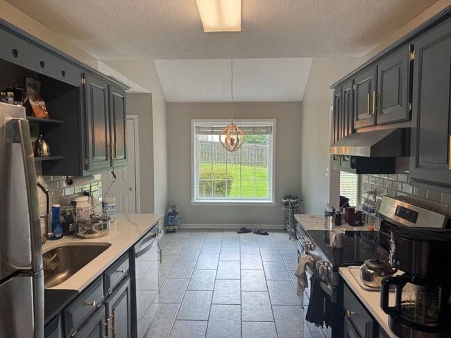 Building Photo - 44 Bloomfield Cove