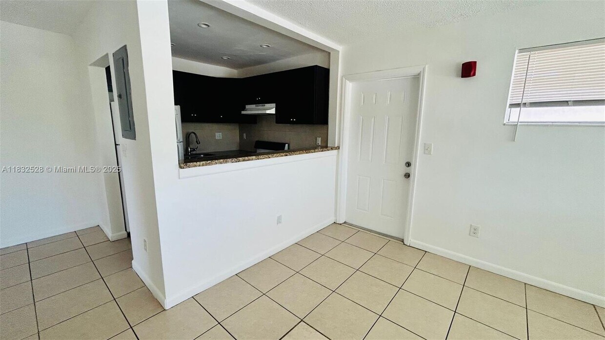 Foto principal - 2121 NE 168th St