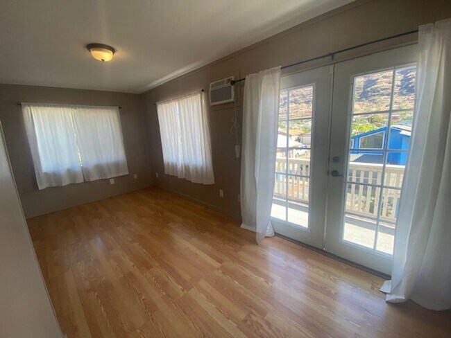 Building Photo - Large Six Bedroom Home