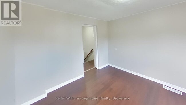Building Photo - 104-104 Rosslyn Ave N
