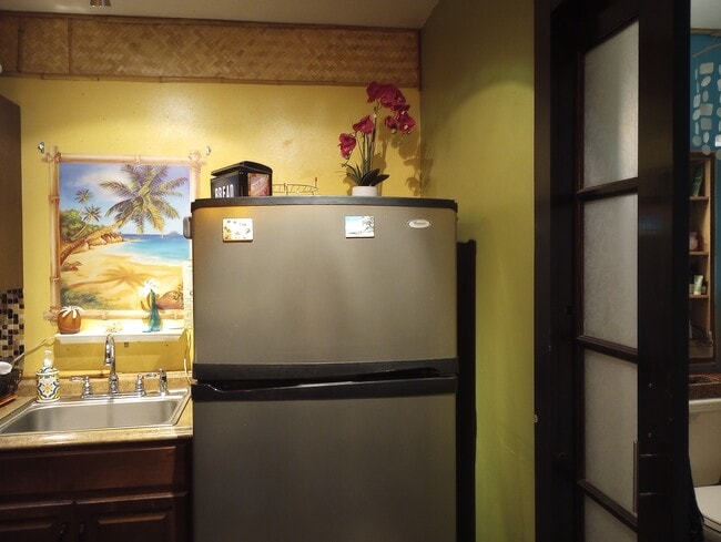 full size Refrig. - 281 Kaikea St