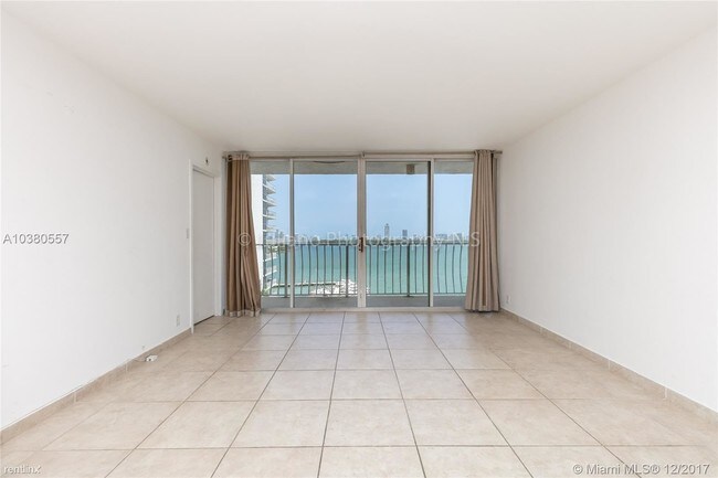 Foto del edificio - 7601 E Treasure Dr
