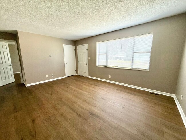 Building Photo - 916 Brentwood Dr