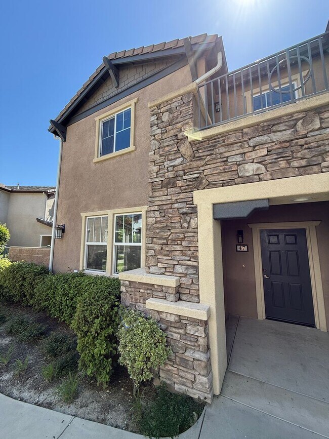 Building Photo - Beautiful 4 Bedroom, 2 1/2 Bathroom Townho...