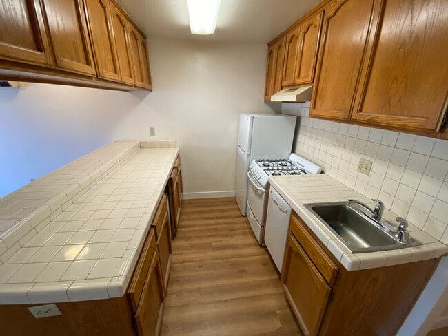 Kitchen - 17200 Newhope St