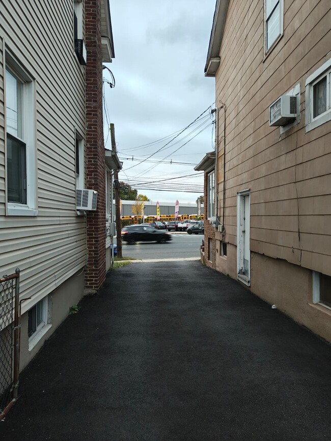 Foto del edificio - 645 E St Georges Ave