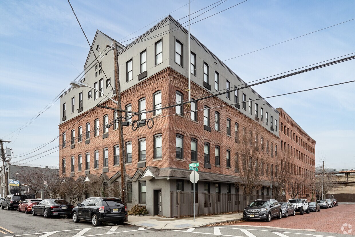 Primary Photo - 39-51 Bruen St