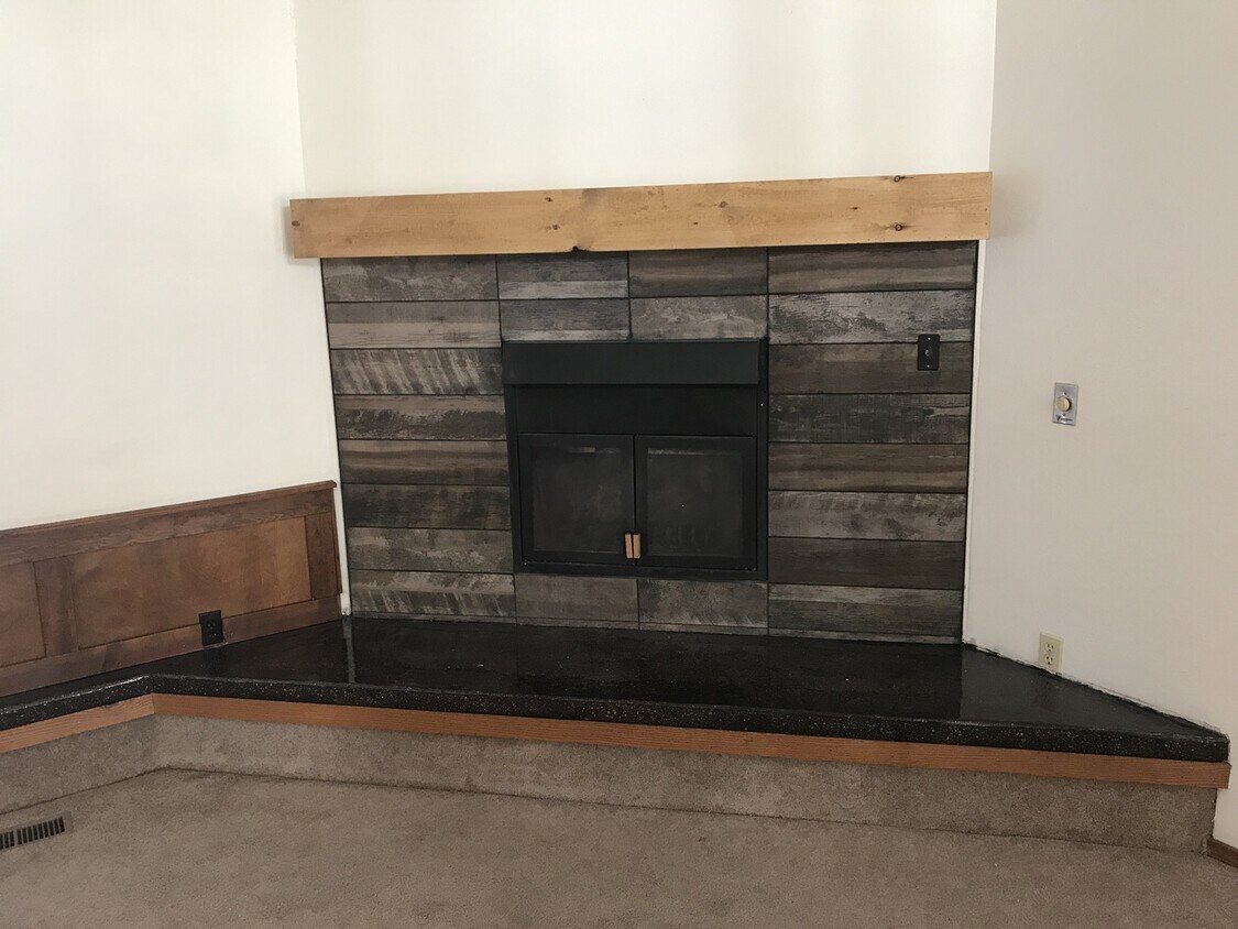 Primary Photo - 5bdrm Home on large lot with plenty of spa...