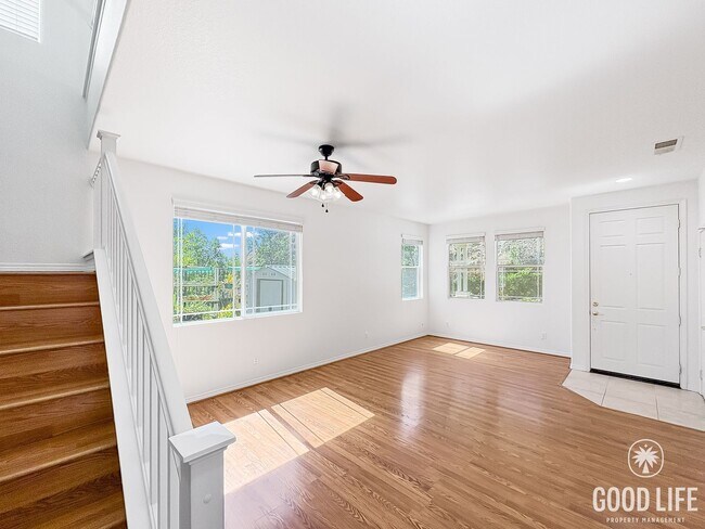 Building Photo - Stylish 4B/3BA Home with Upgraded Kitchen ...