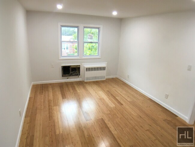 Building Photo - 717 E 58th St