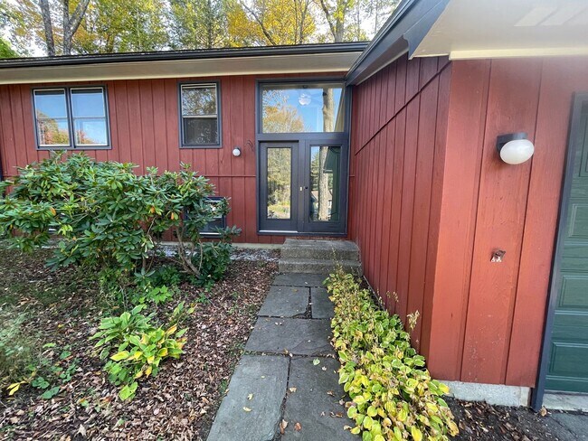 Foto del edificio - 4BR/1.5 Bath in Dalton – $2,800/mo Peacefu...