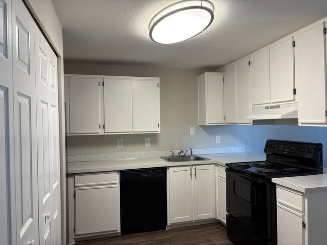 Building Photo - Spacious Two Bedroom One Bath Available Wi...