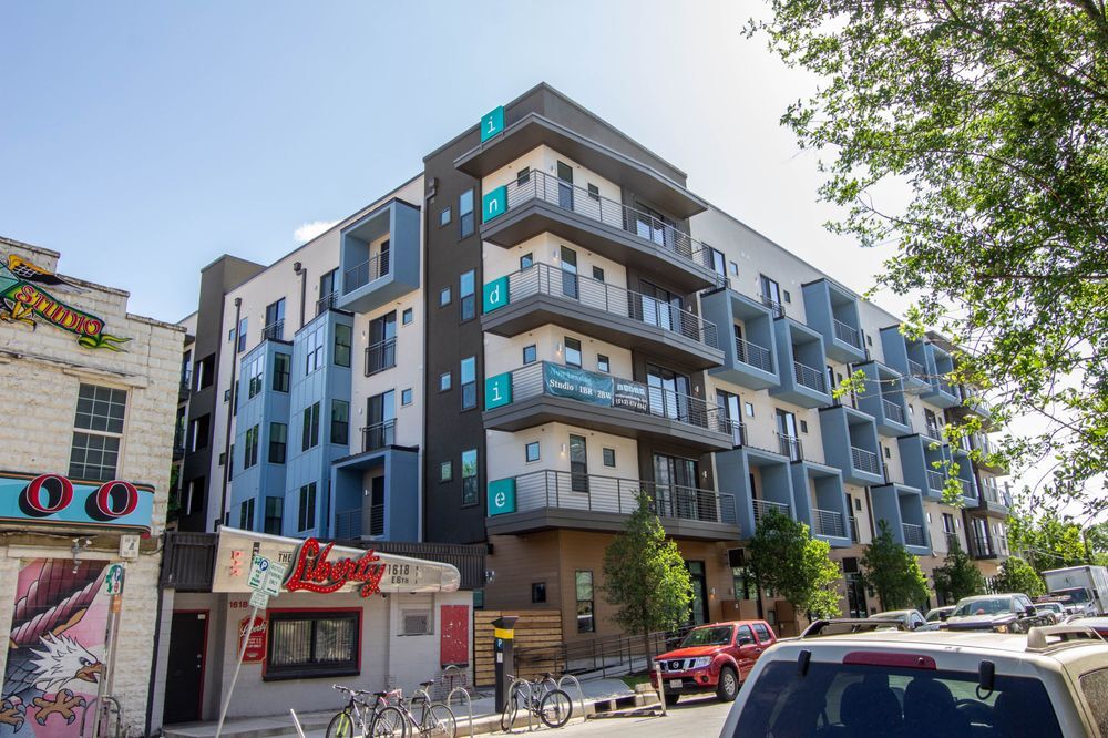 Foto principal - Comfortable 2BR, Great Amenities, Space to...