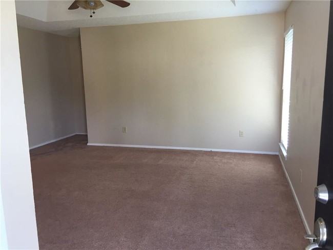 Building Photo - 319 Shady Valley Dr
