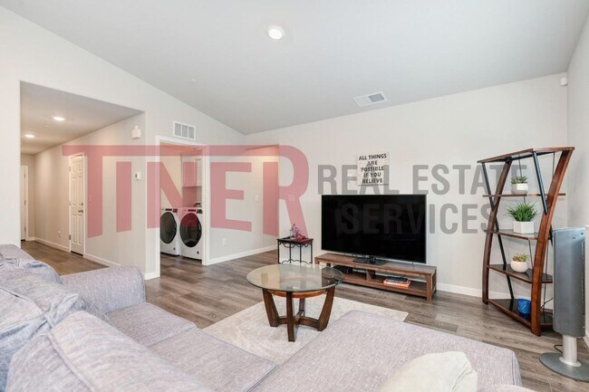 Building Photo - Charming 3 Bedroom Roseville Home