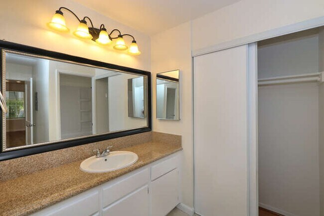 Building Photo - 239 Streamwood