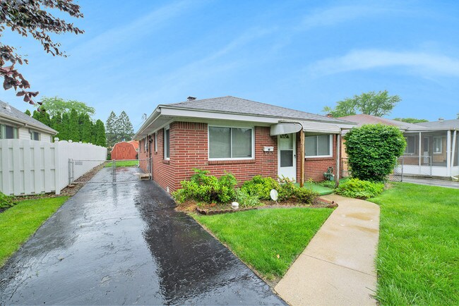 Building Photo - 1829 Welker Ave