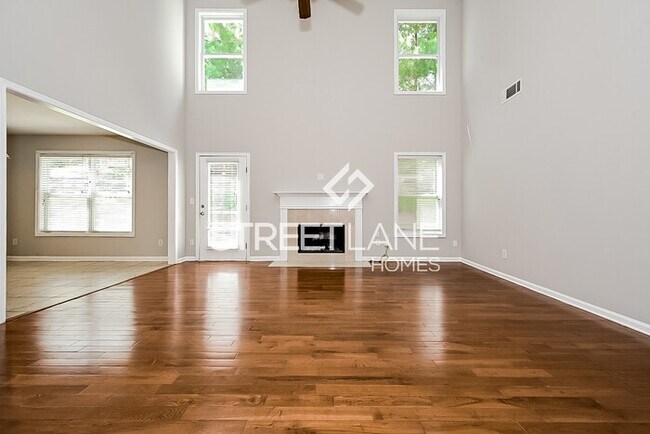 Building Photo - Charming 5 Bedroom in McDonough!